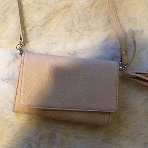 Cream colored fax leather cross bag.